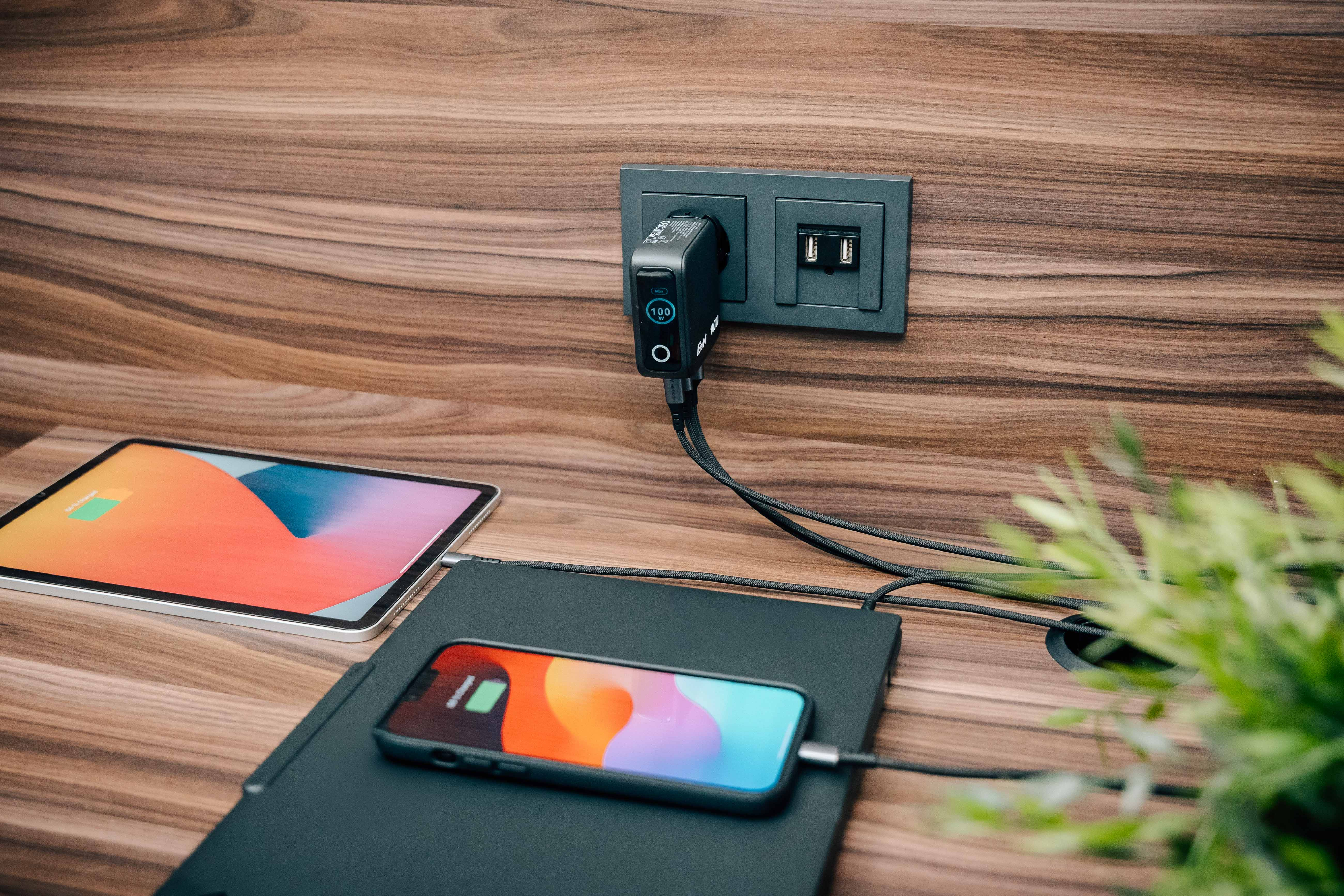 Verbatim Mini GaN Charger 3 Port 100W w Display (EU/UK/US)