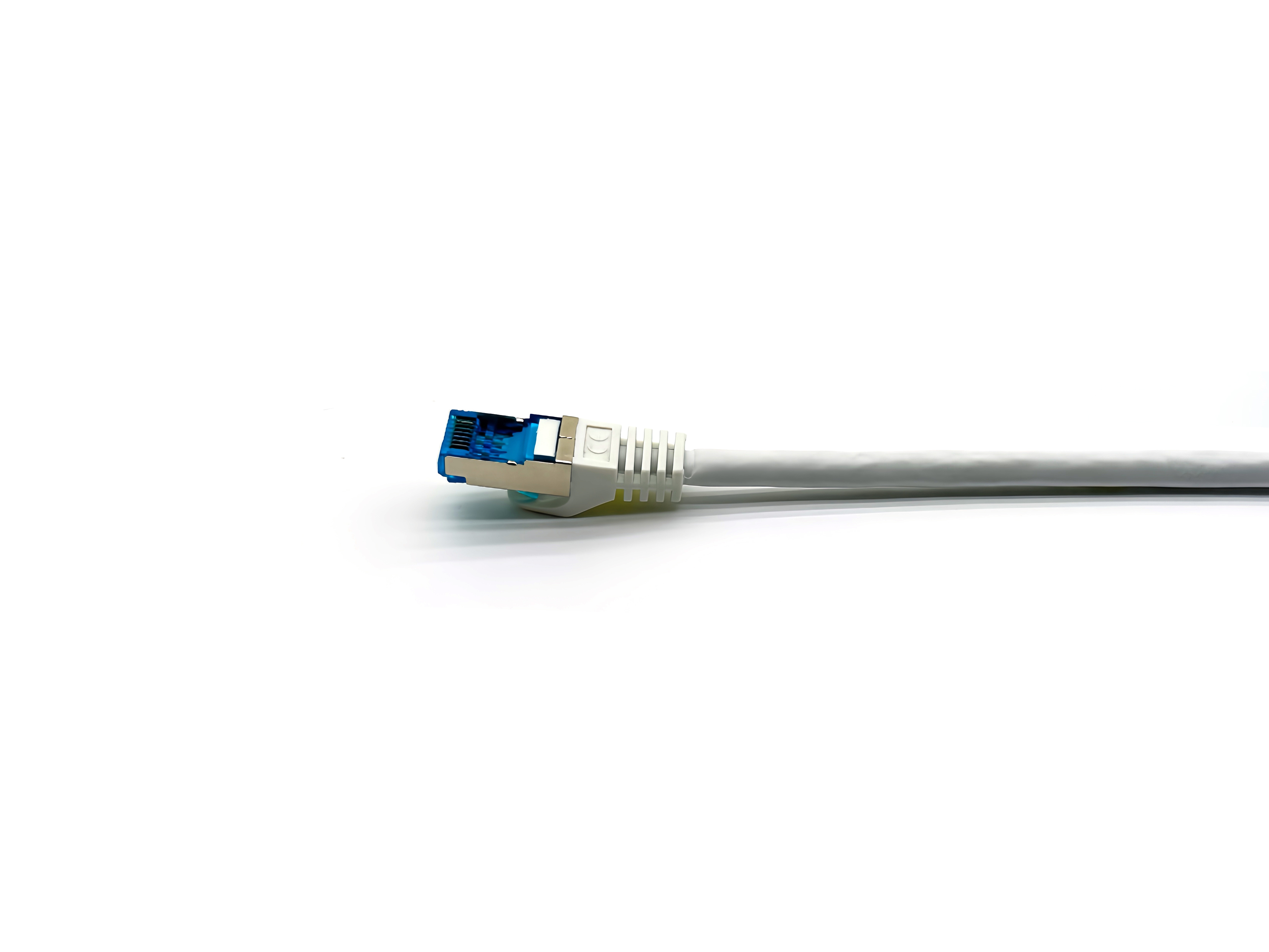 Equip Cat.6A S/FTP Patchkabel, gewinkelter zu geradem Stecker, 2.0 m, Weiß