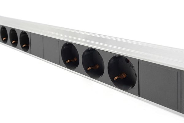 Digitus Bloc multiprise avec profilé en aluminium et protection contre la surtension intégrée, prise électrique à contact de protection avec 18 sortie - Bild 4